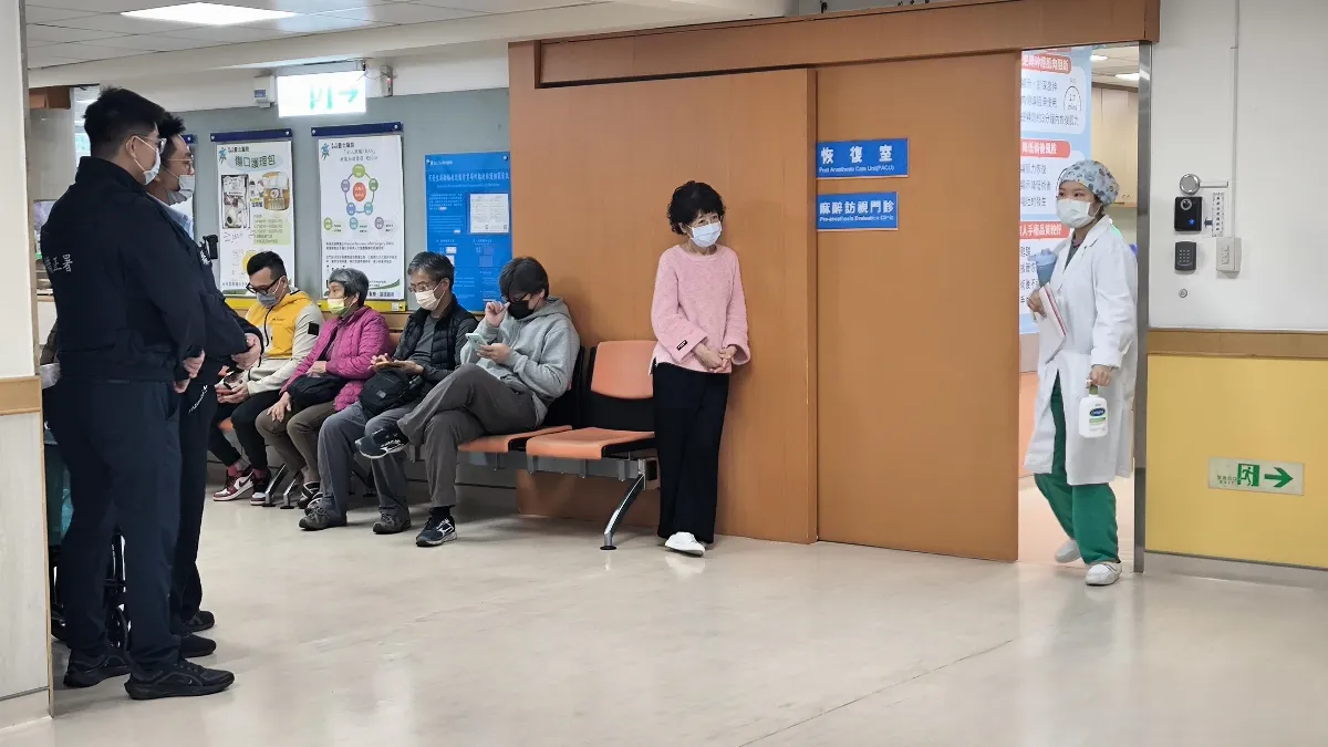 柯文哲緊急開刀  陳佩琪手術室外盼好消息