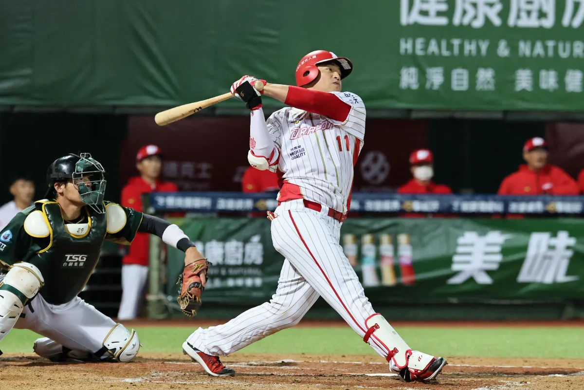 中職／「轉學生還是會緊張」 朱育賢首戰攻守俱佳