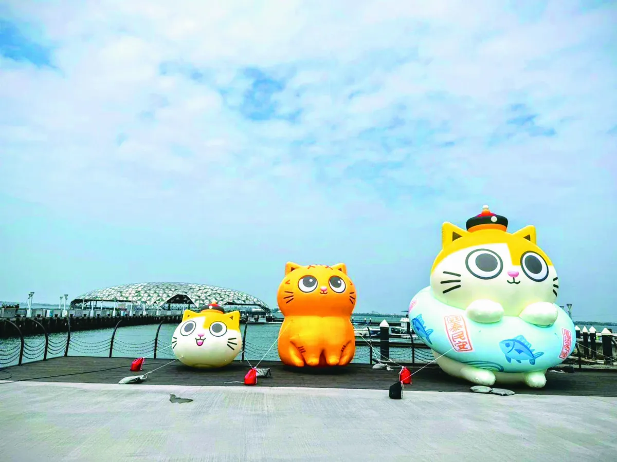 巨型黃阿瑪  亮相大鵬灣碼頭
