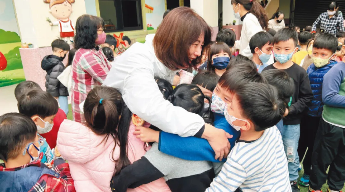 慈航歡度兒童節 台南市長夫人送擁抱