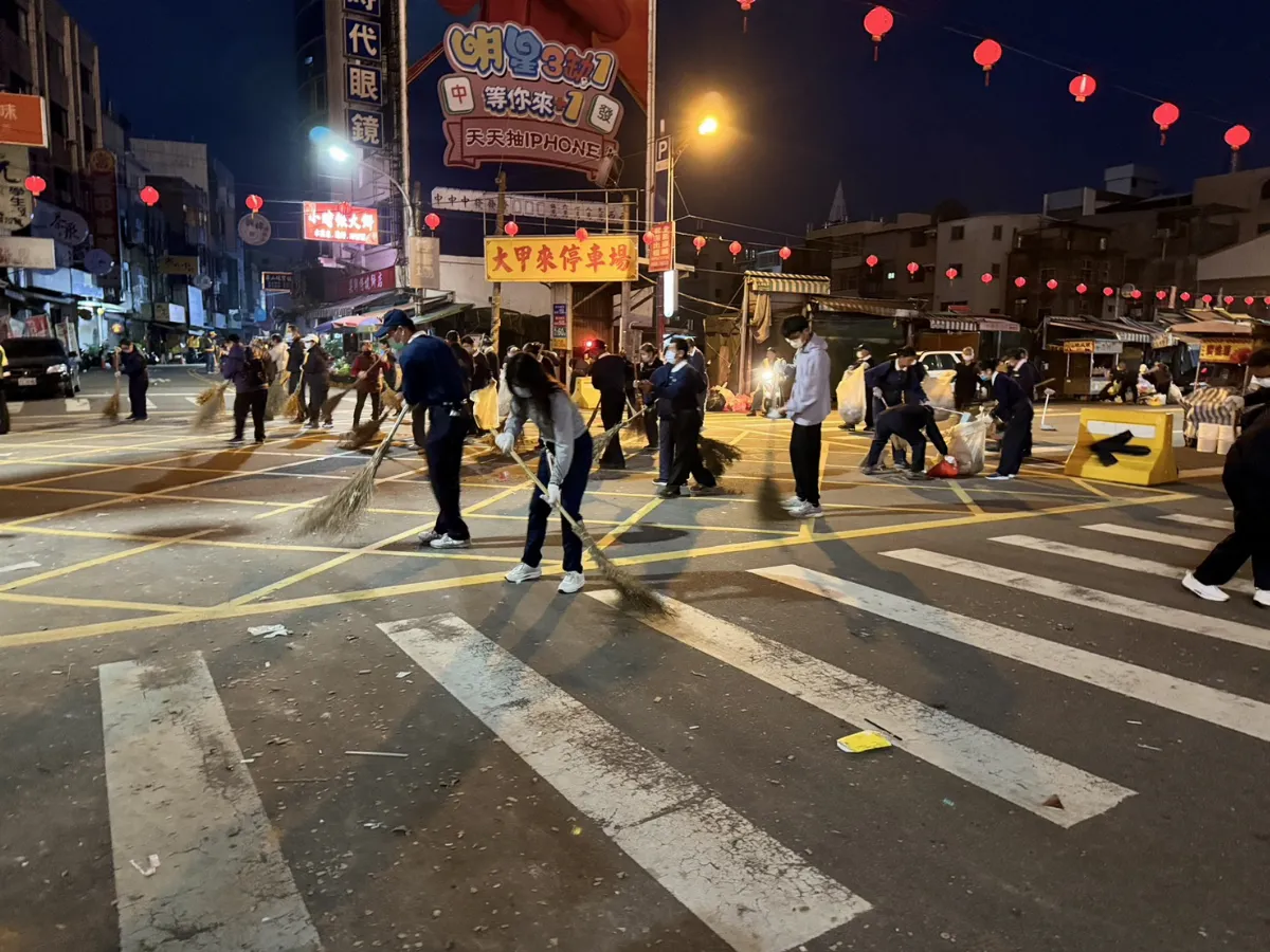 打造環保信仰   上千名信眾發心擔任義工打掃遶境路線