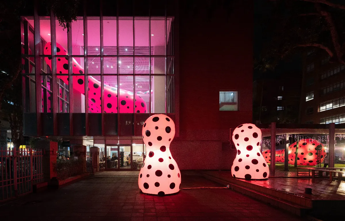 周六延長開館 草間彌生展綻放夜間魔力　