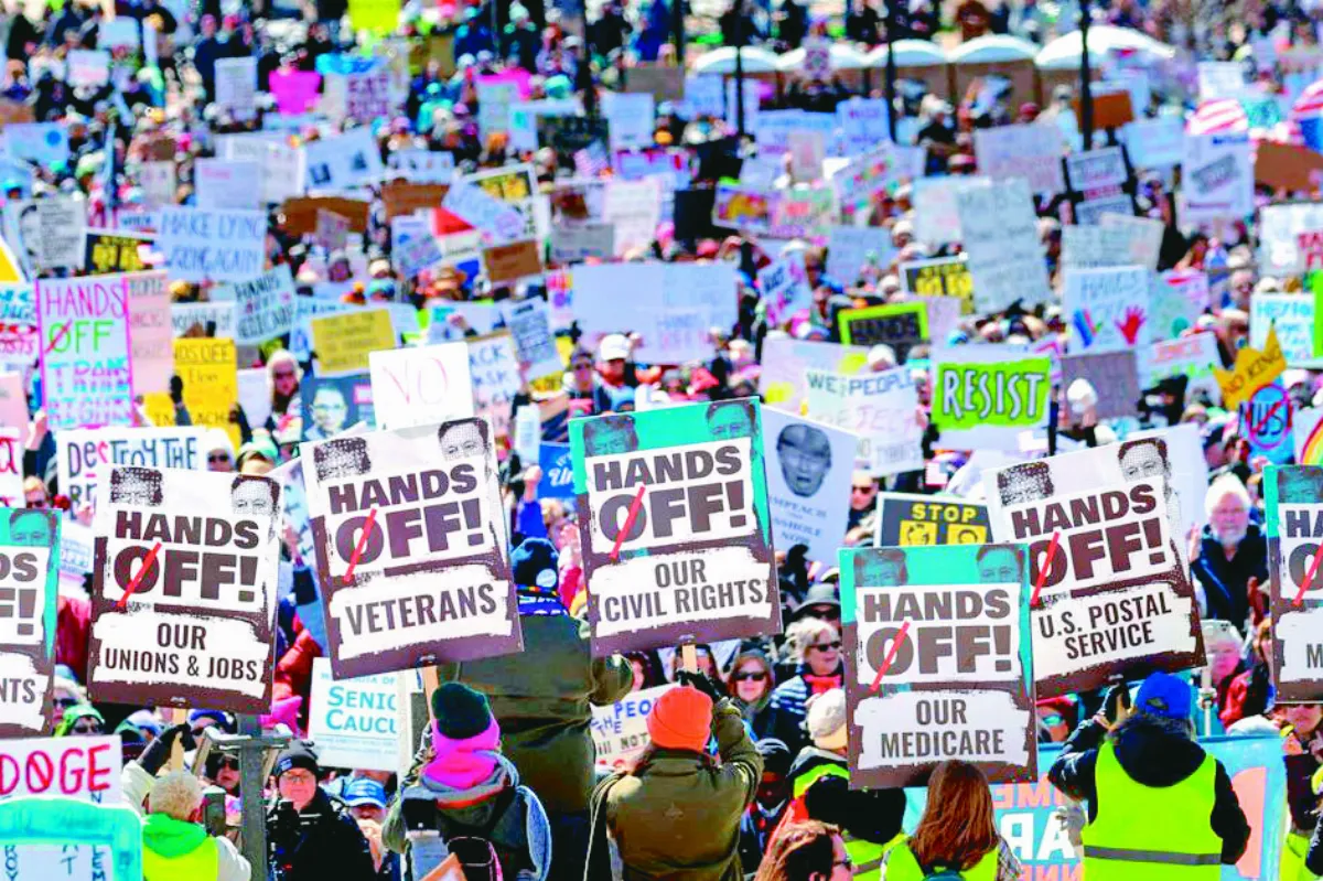 把手拿開反川普 全美逾1400場示威