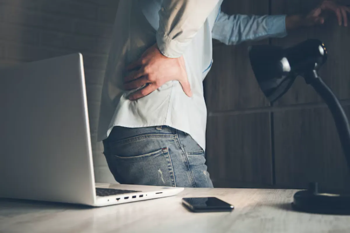 青春期孩子喊腰痛逾數周 是僵直性脊椎炎作祟