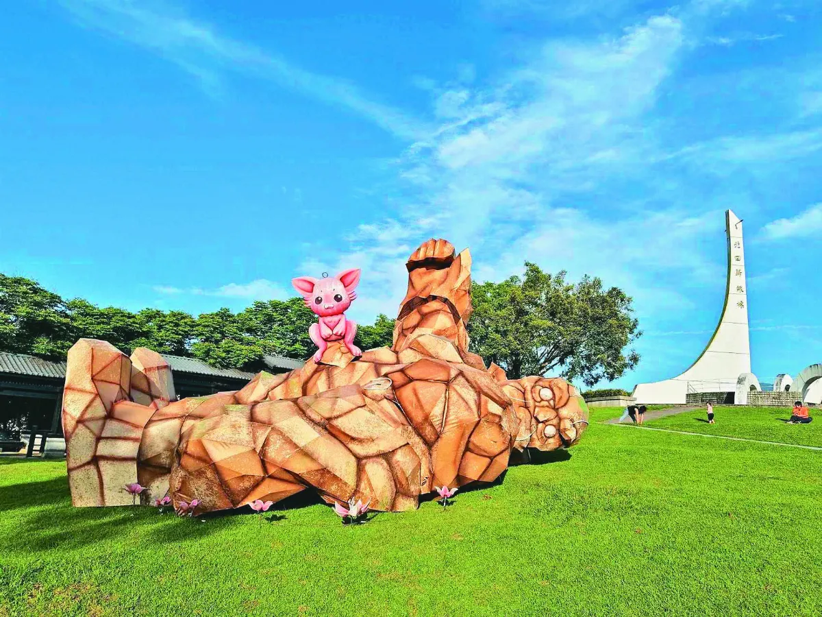 巨人躺地 引發話題
