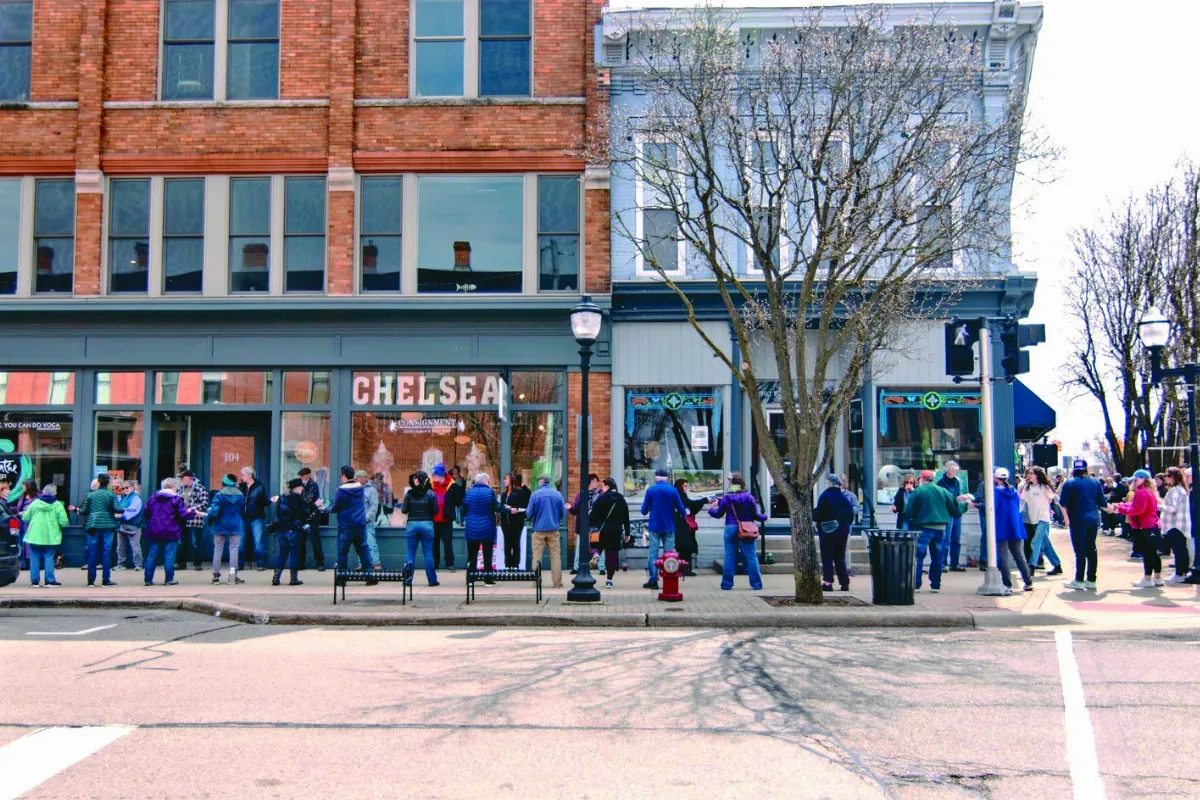 花不到2小時 書店遷移 居民組人鏈接力搬9千本書