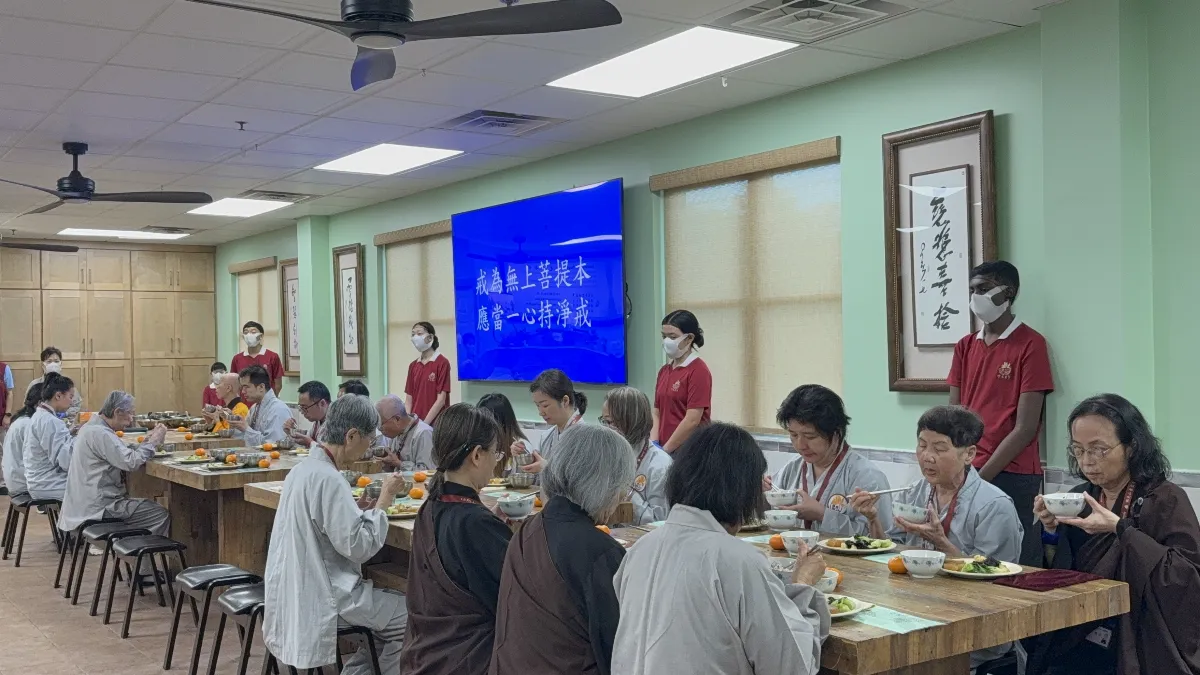 Eight Precepts Retreat at Xiang Yun Temple: BLIA Youth Support the Event