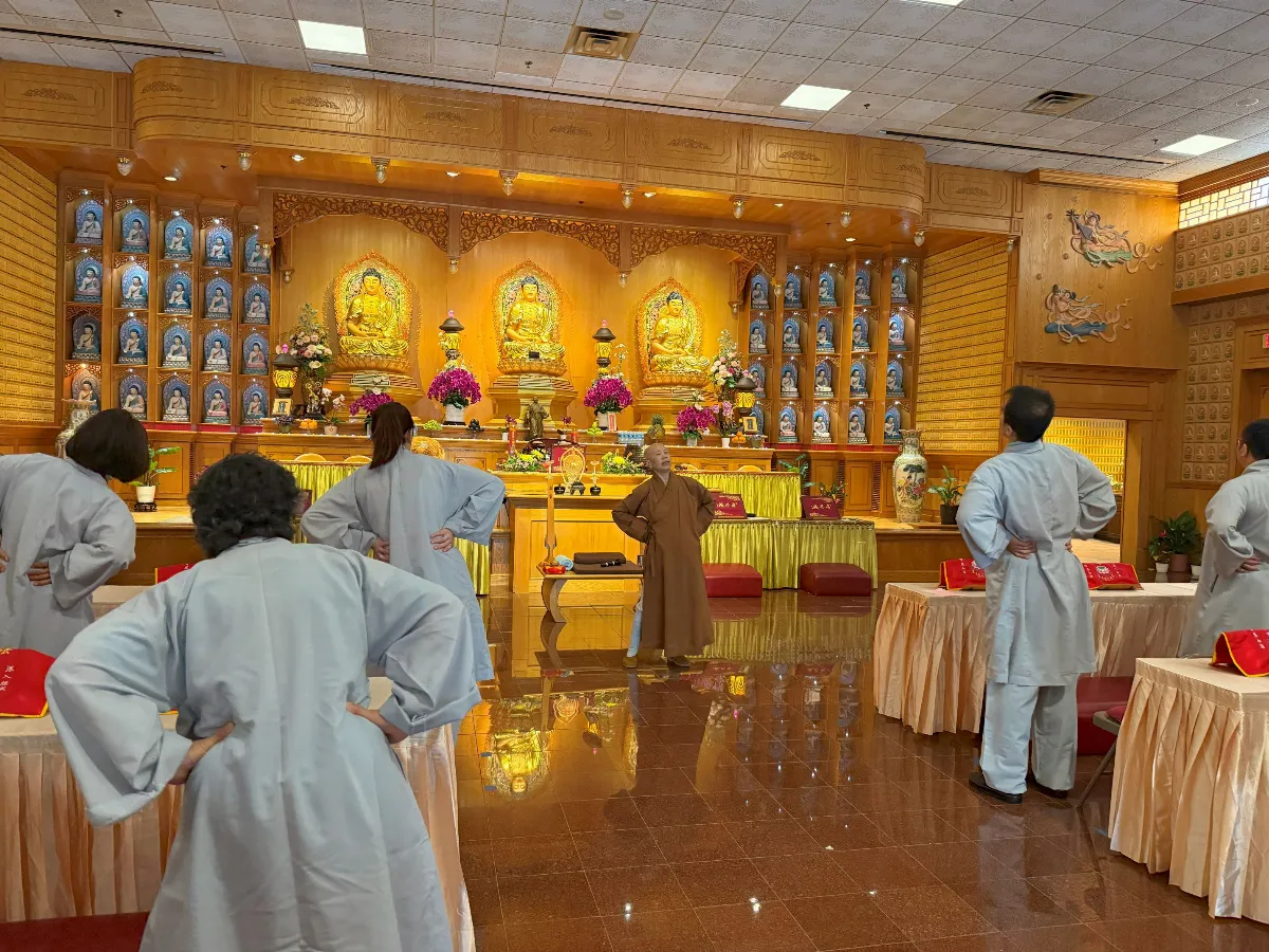 Eight Precepts Retreat at Xiang Yun Temple: BLIA Youth Support the Event