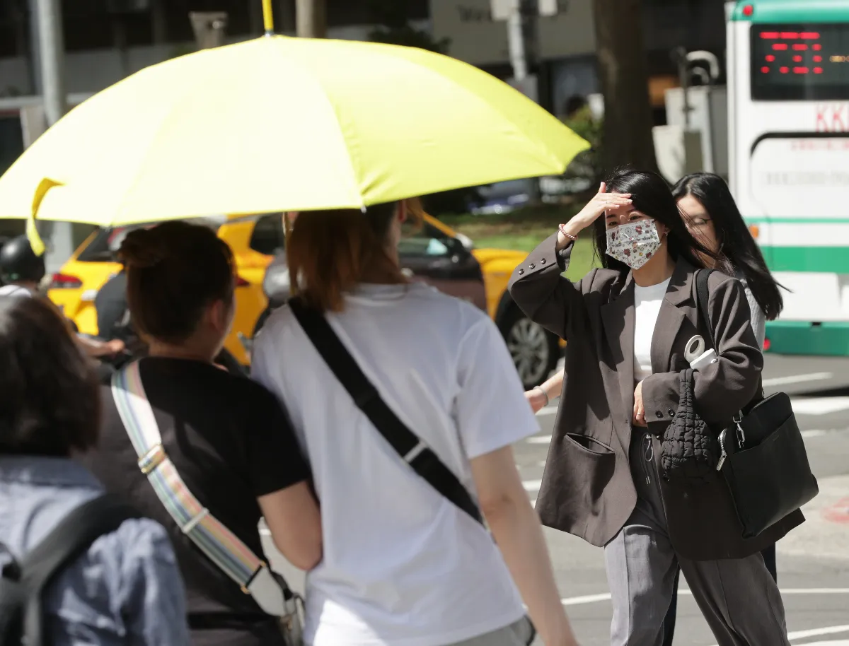 周末留意短暫陣雨 23日起明顯降溫