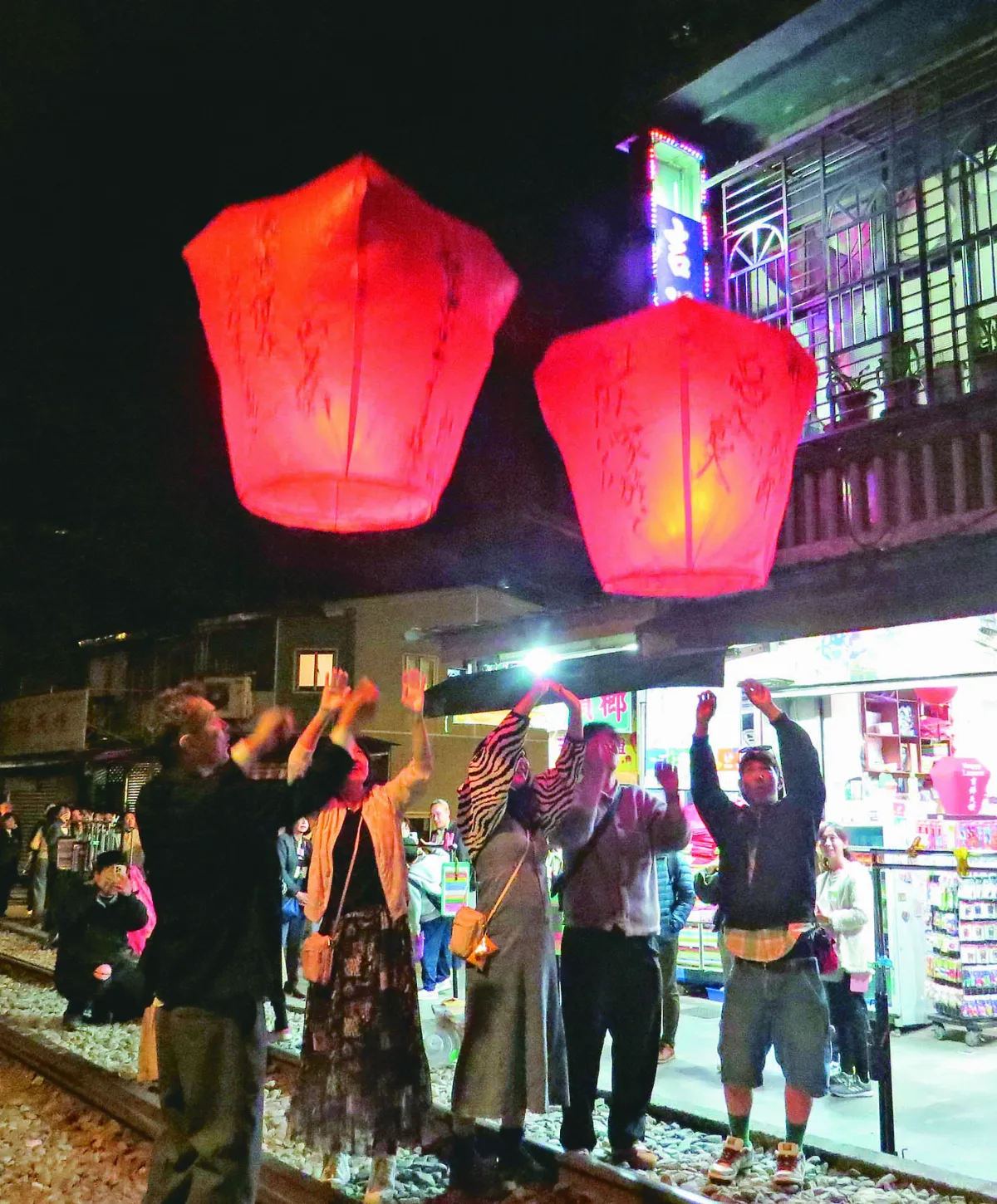 新北．平溪 瀑布之鄉彩虹淵 老街天燈共祈願