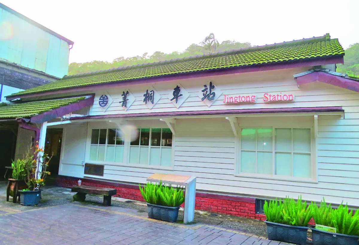 新北．平溪 瀑布之鄉彩虹淵 老街天燈共祈願