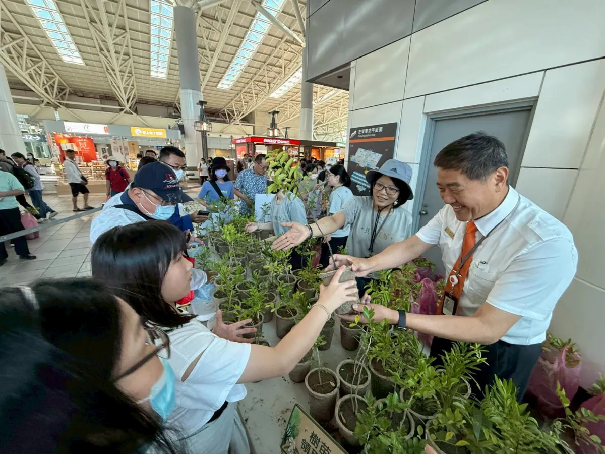 世界地球日共植美好 搭高鐵送小樹苗