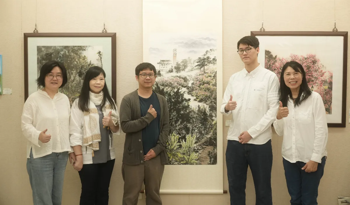 華梵大學母子檔學生 創新共學辦書畫展 