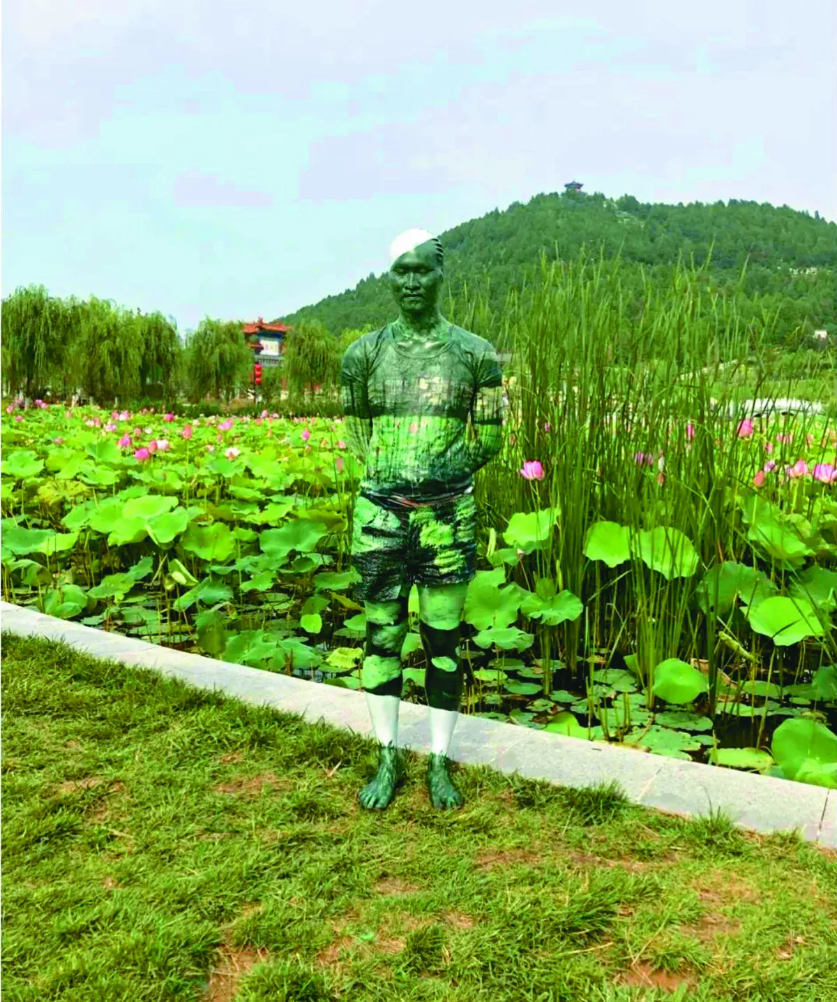 人體變色龍 隱身花海間
