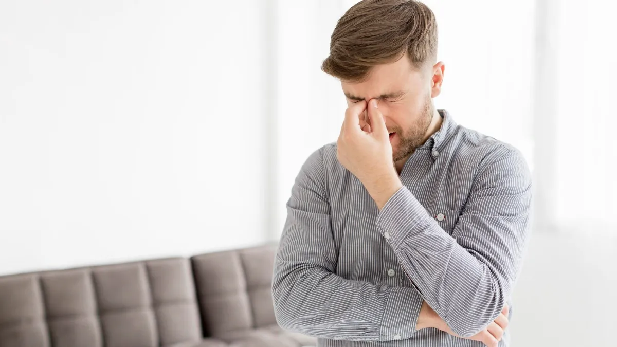 皺著額頭喊頭疼？ 醫生診斷多為「竇性頭痛」