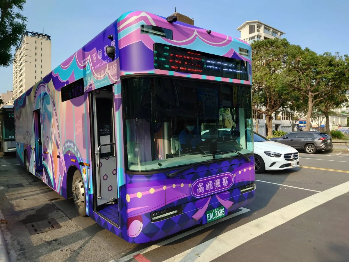 讓媽媽歡喜！ 與歌后共乘雙層巴士、聽藍寶石