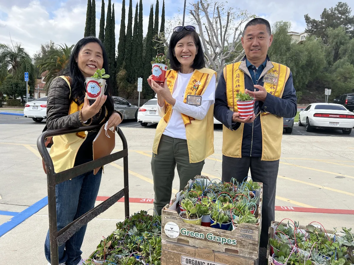 Fo Guang Members in Los Angeles Celebrate Earth Day by Planting Seeds of Environmental Awareness in Youths