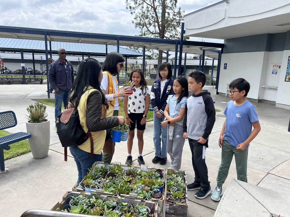 Fo Guang Members in Los Angeles Celebrate Earth Day by Planting Seeds of Environmental Awareness in Youths