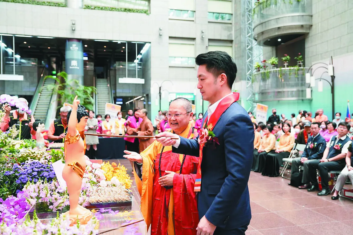 蔣萬安響應行三好 浴佛為民祈福