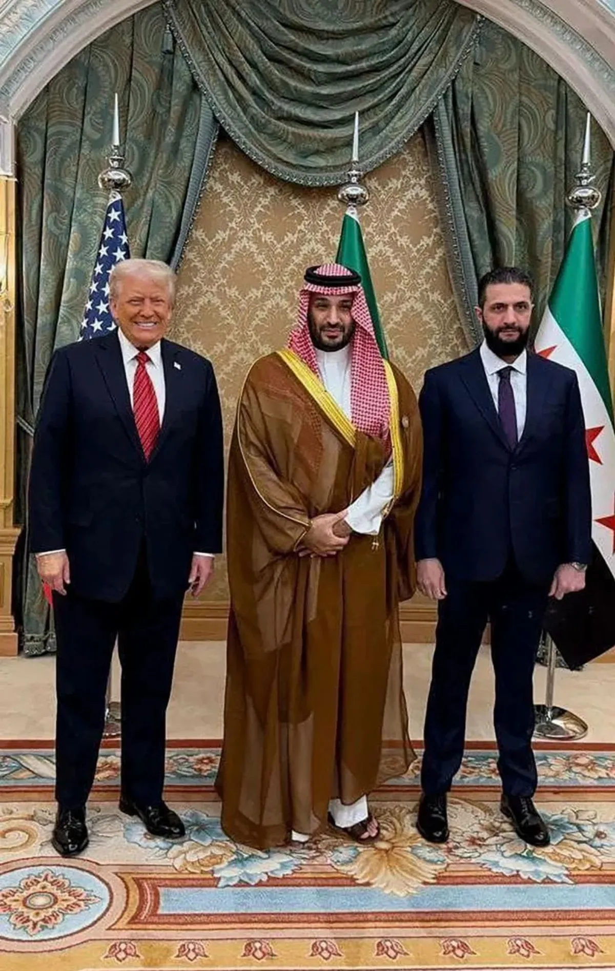 川普訪中東解除對敘利亞制裁 警告伊朗小心「軍事後果」