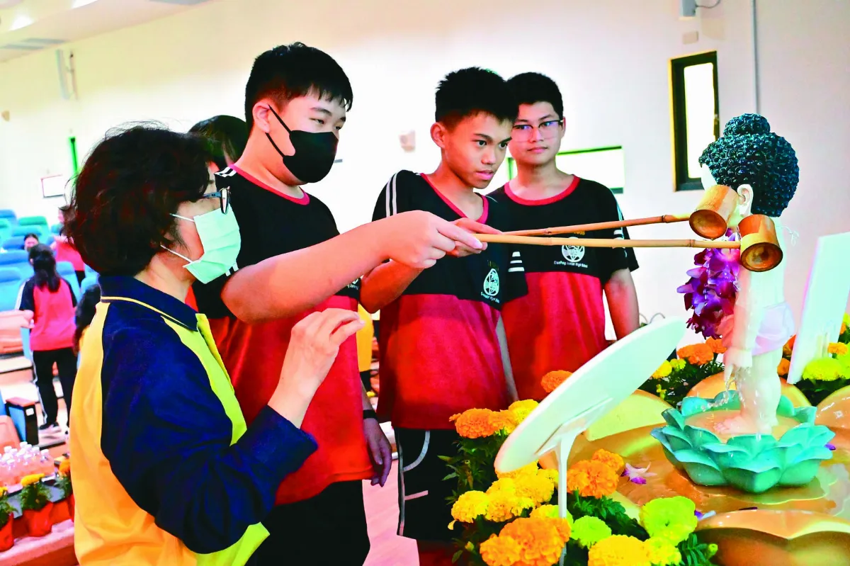岡山講堂校園浴佛 贈智慧筆祈福