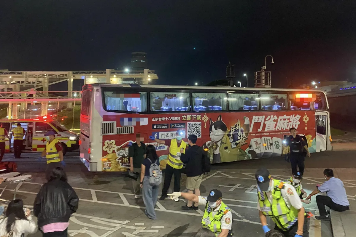 國光巴士撞桃機圍牆 鴐駛過彎疑未注意車前狀況