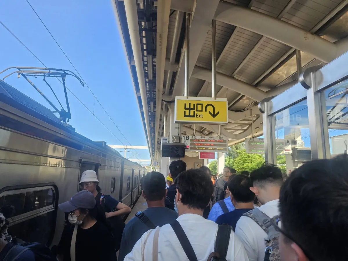 台鐵枋山段電線斷落雙向不通 大批遊客困枋寮車站