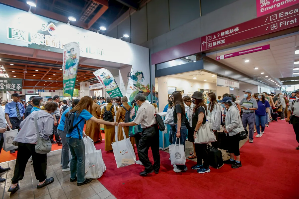 蔬食文化節人氣紅不讓 民眾7點排隊搶領福袋