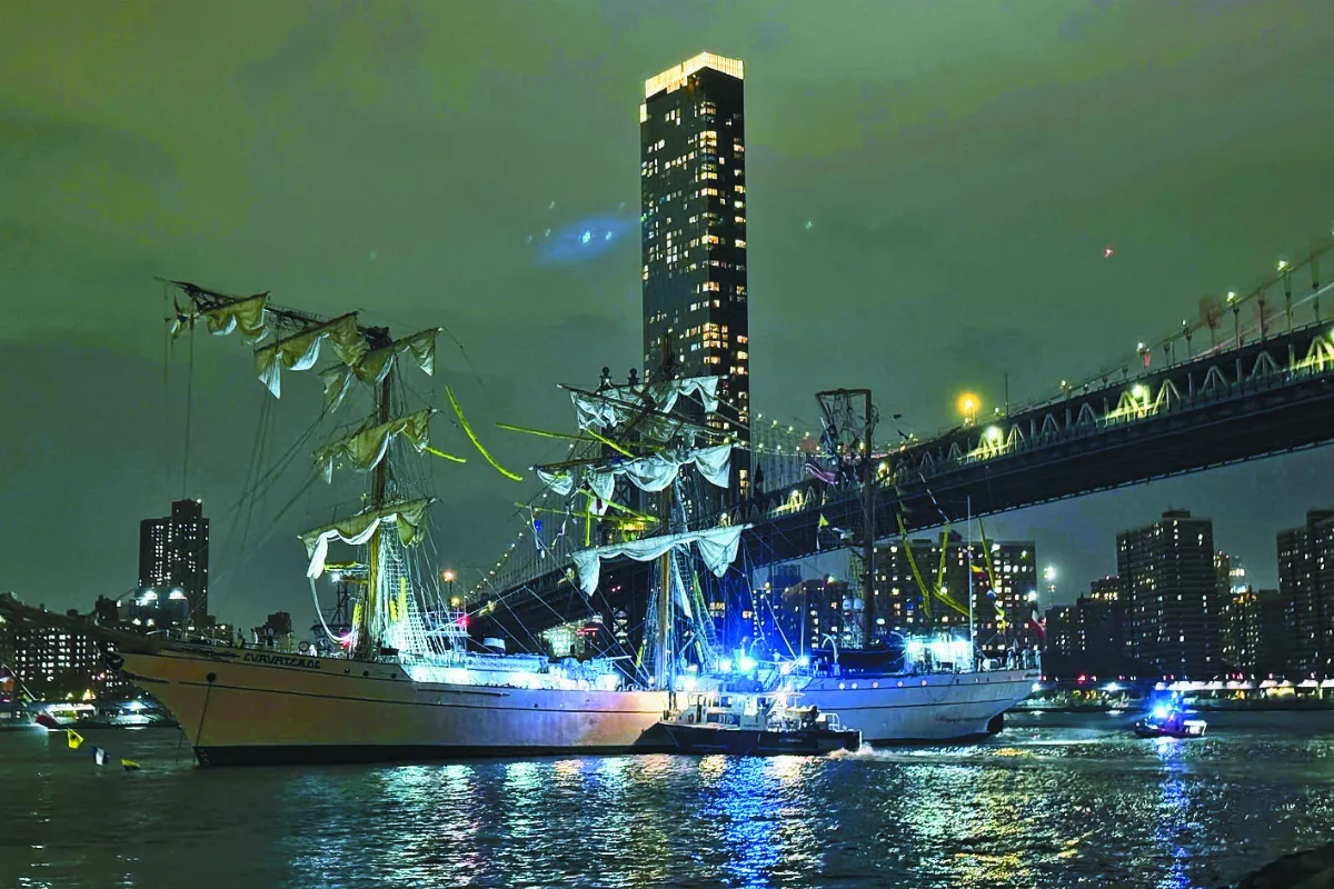 墨艦艇 撞上布魯克林大橋