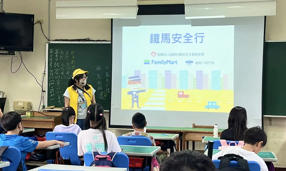 「小黃帽講師」入校園說故事 傳遞交通安全