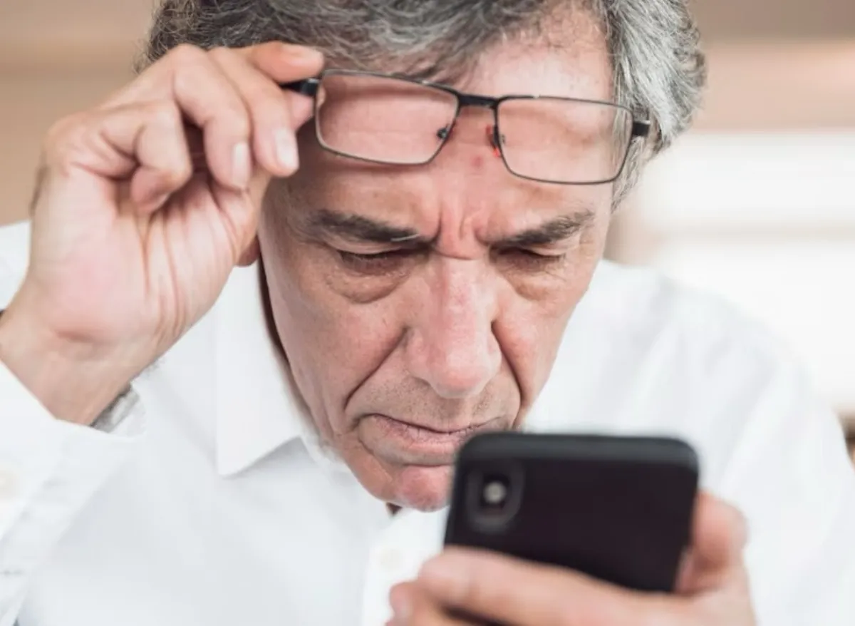 閱讀、開車視力突然變差！ 就醫檢出黃斑部病變