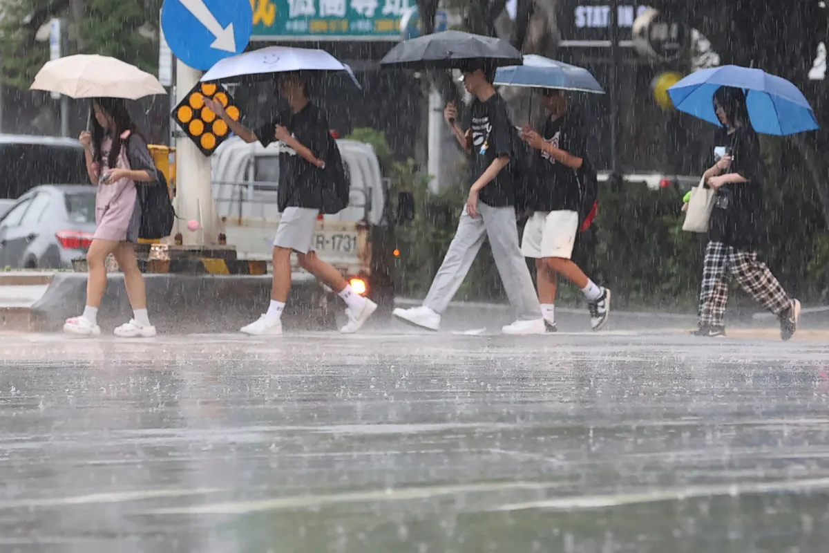 明起東北季風增強 各地轉涼降雨頻繁