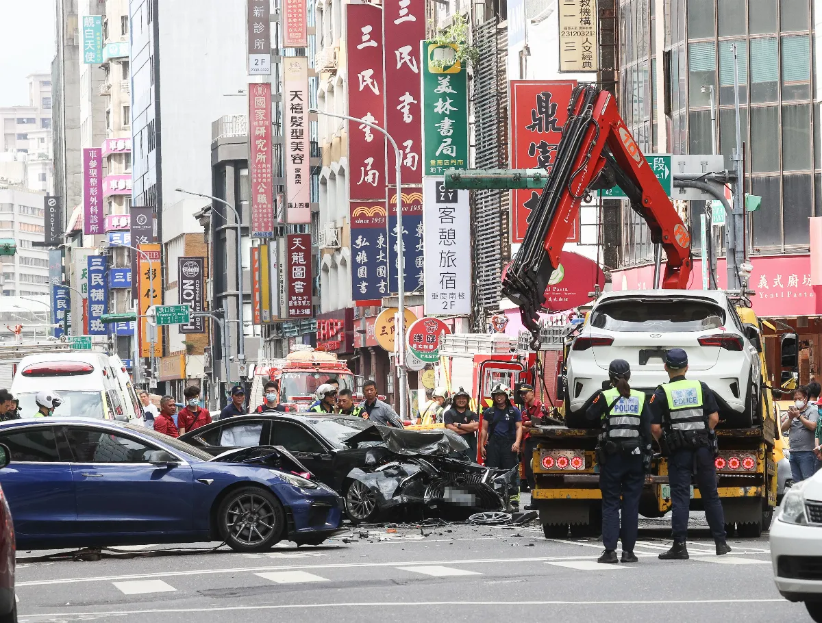 第3次無照違規被抓 北市老翁開車暴衝釀8傷