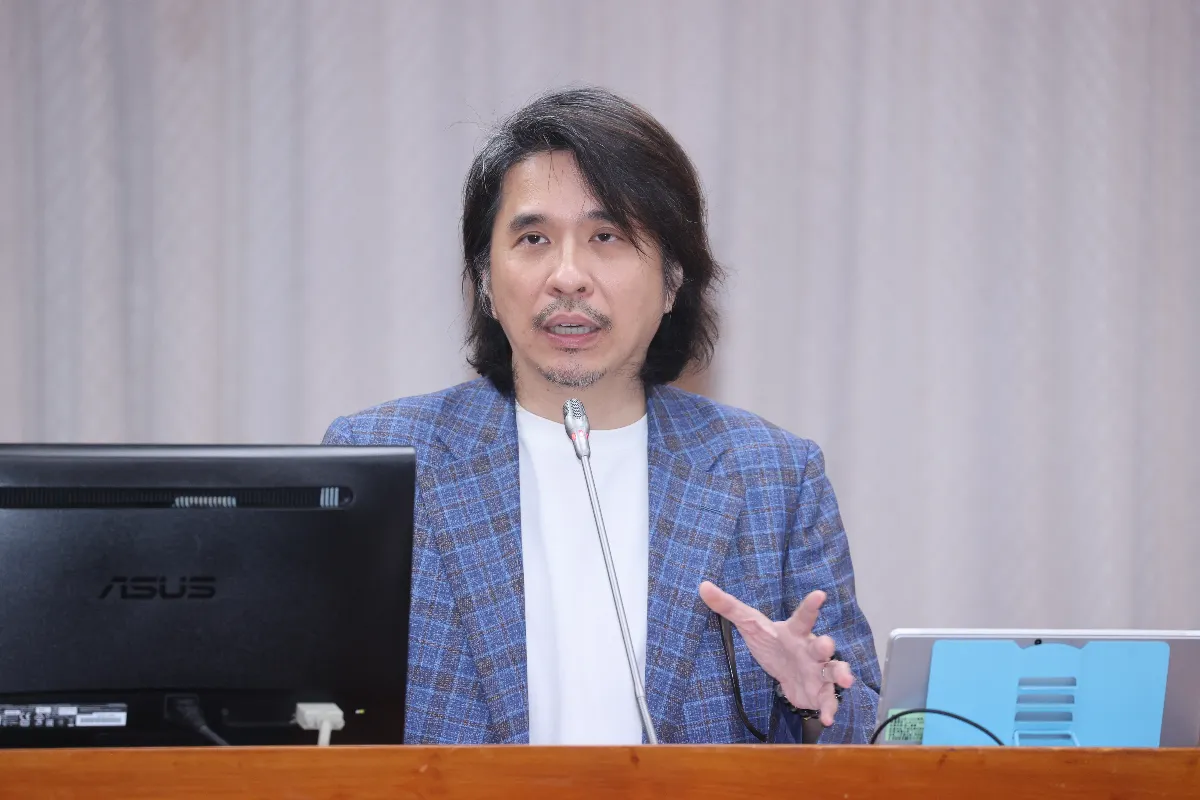 葉丙成涉洩性平案個資 教育部：即起請假接受調查