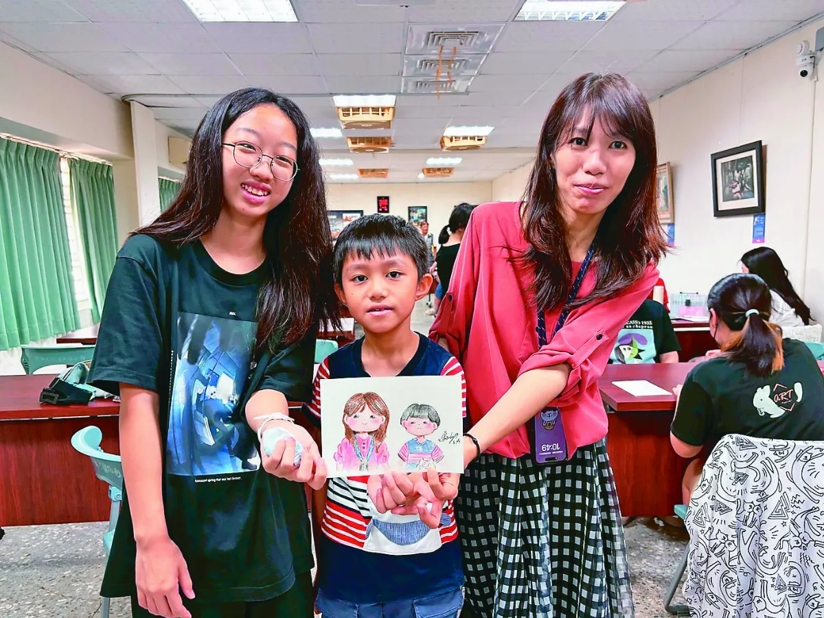 美術班國中生 為長輩畫Q版人像