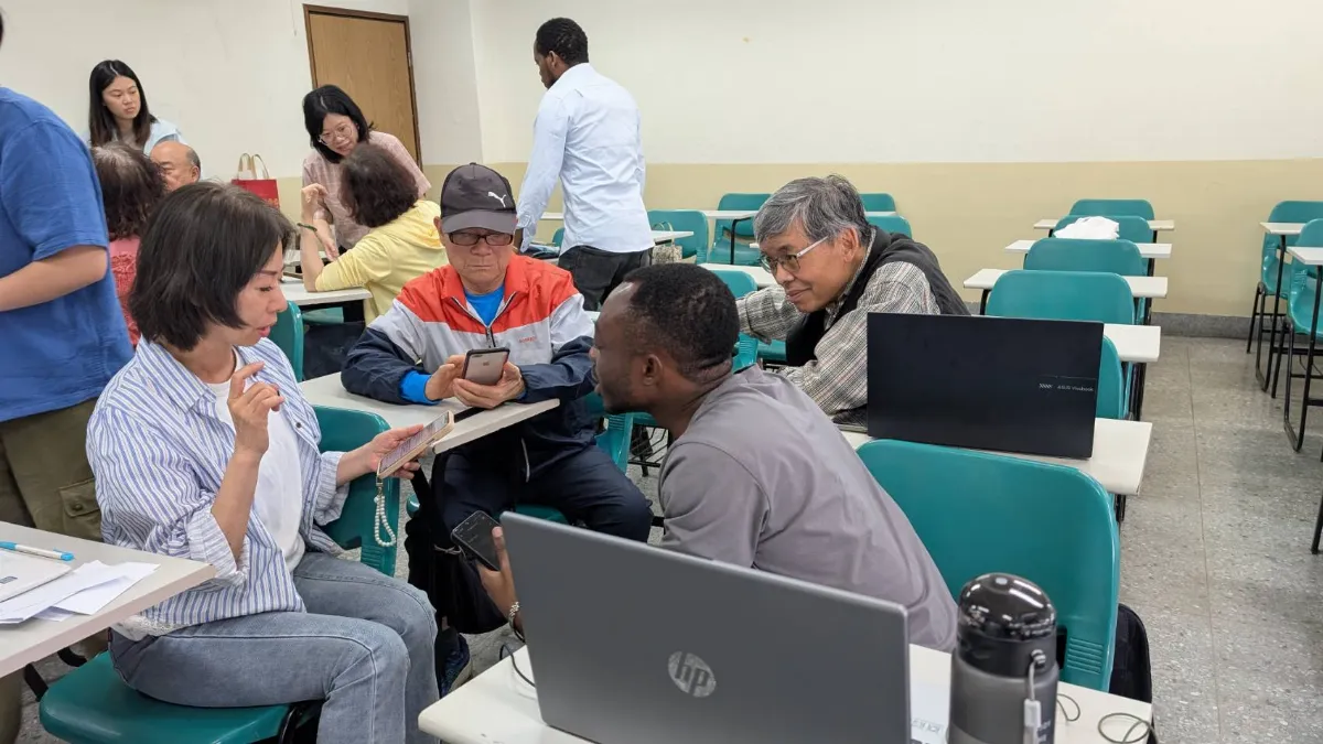 台科大外籍生青銀共學 帶領樂齡學員AI創作