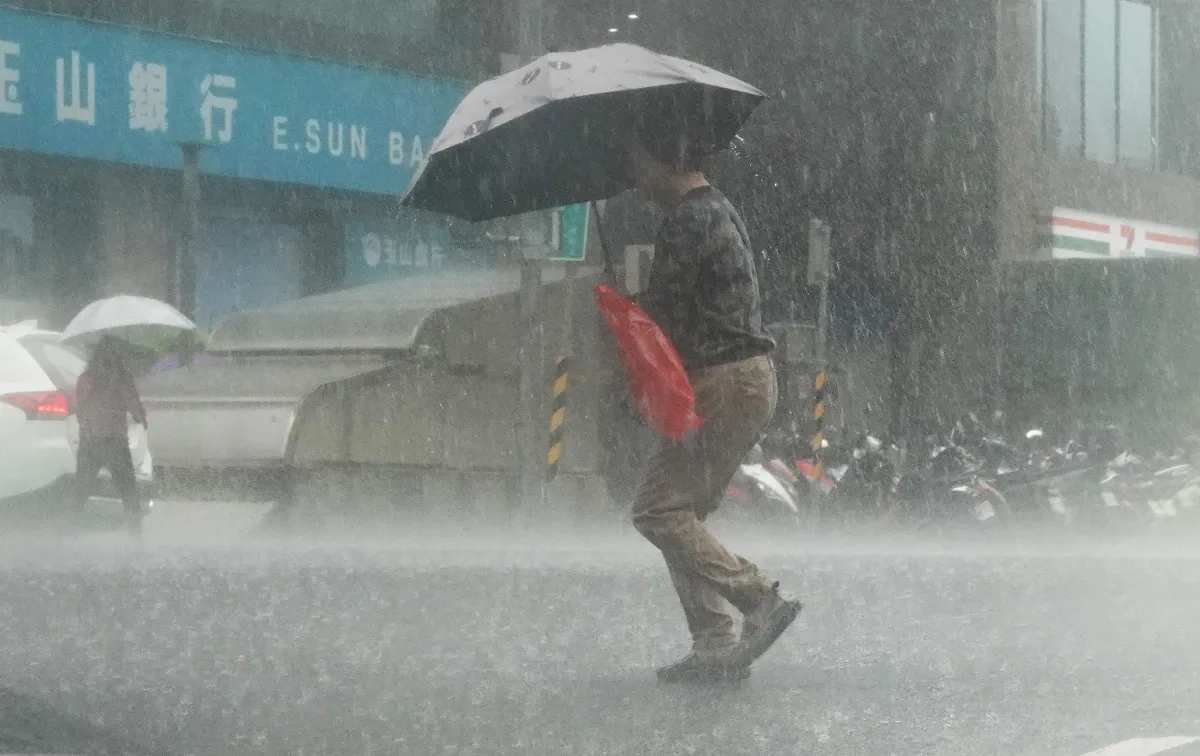 鋒面28日逐漸接近 愈晚雨愈大