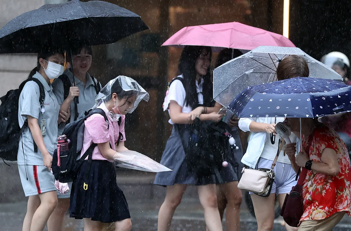 今晚起鋒面南移 北部轉涼、中南部持續降雨