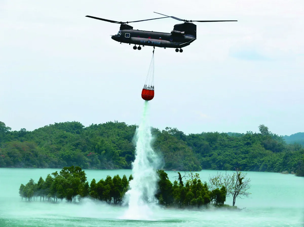 陸軍重型直升機 吊掛滅火飛行秀