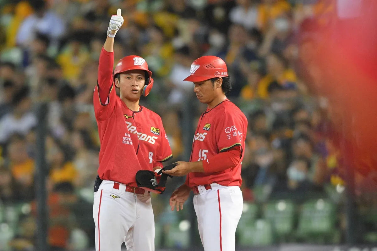 中職／本季最長打擊亂鬥戰 龍隊延長退兄弟