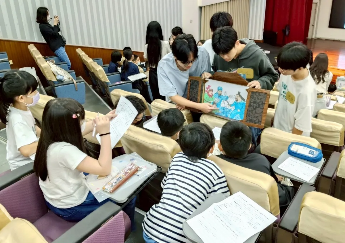 大學生演三國紙芝居 小學生當評審給分