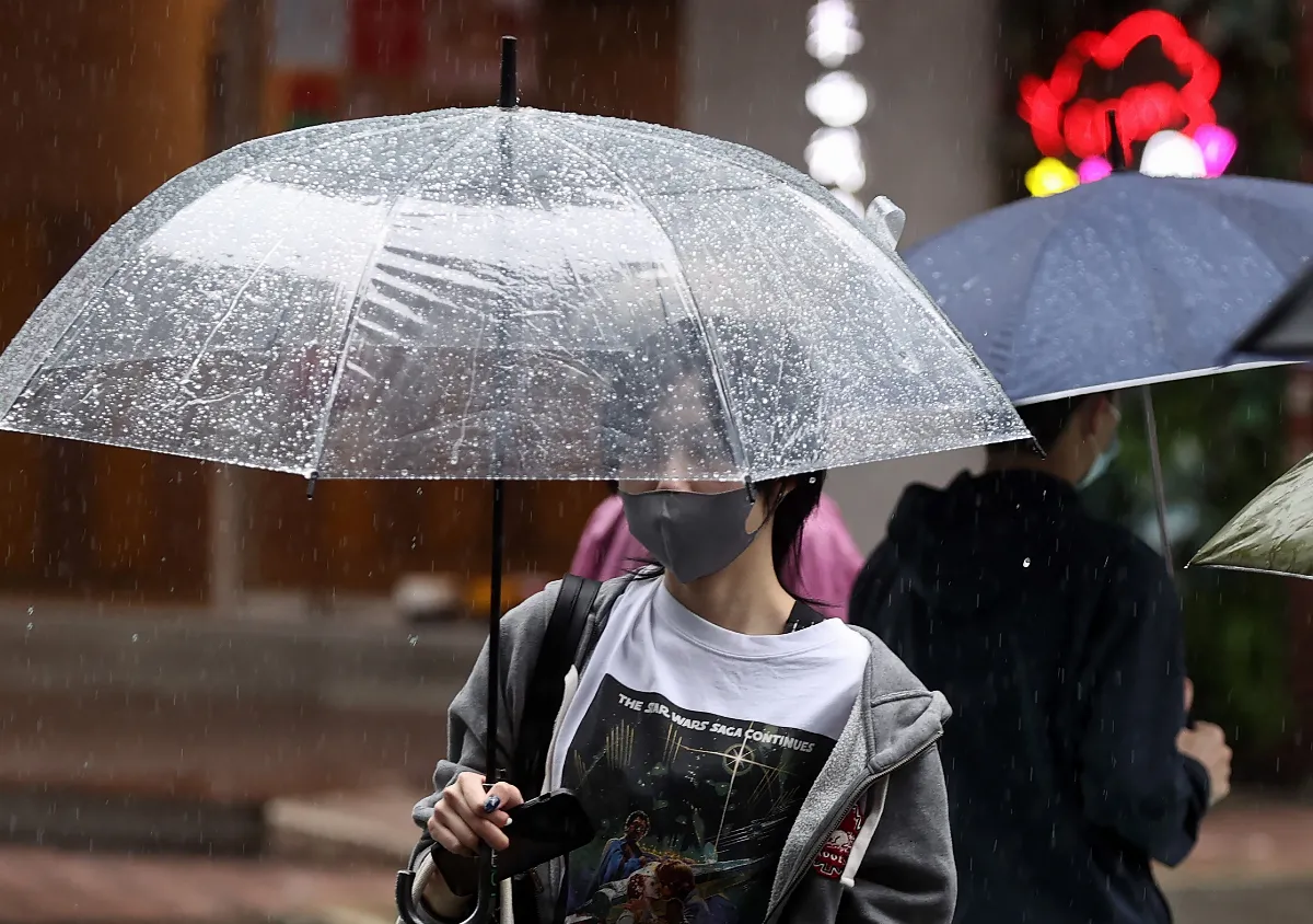 東北季風減弱氣溫回升 入夜雨勢趨緩