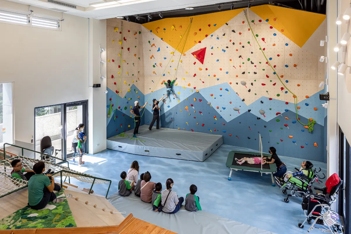 東大附特校園美感設計 打造全台首座特教生室內攀岩場