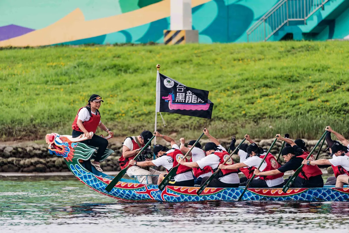 視障勇士齊心划槳 再奪龍舟冠軍