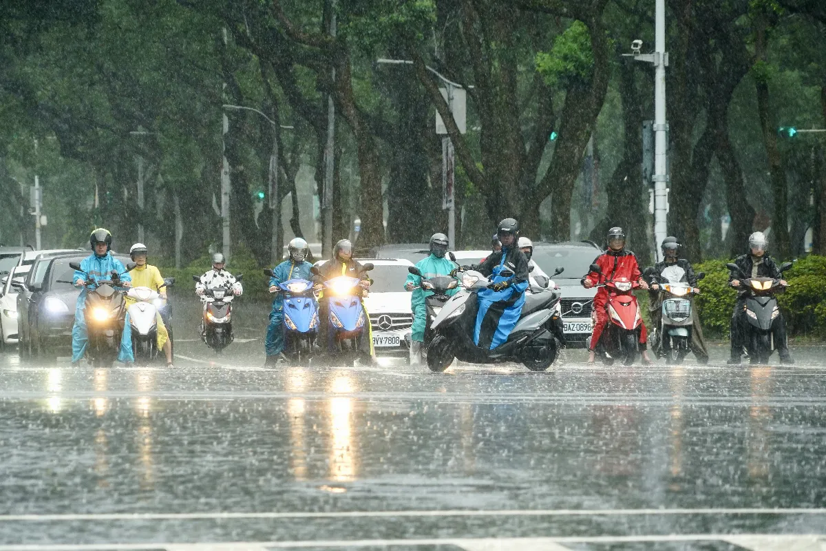 大雨炸18縣市到深夜 這些地區當心雷擊、強陣風