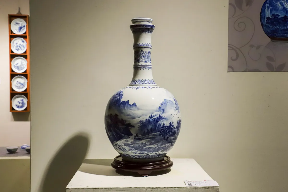 林婉芬舞釉弄彩 展出瓷繪書畫作品