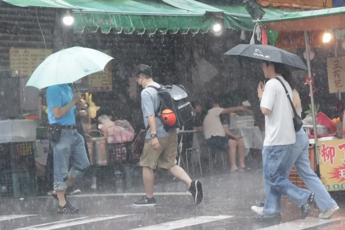 94W快速靠近！今晚恐成熱帶性低氣壓