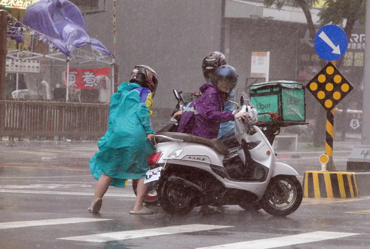 暴雨襲南部縣市 氣象署示警慎防強風豪雨