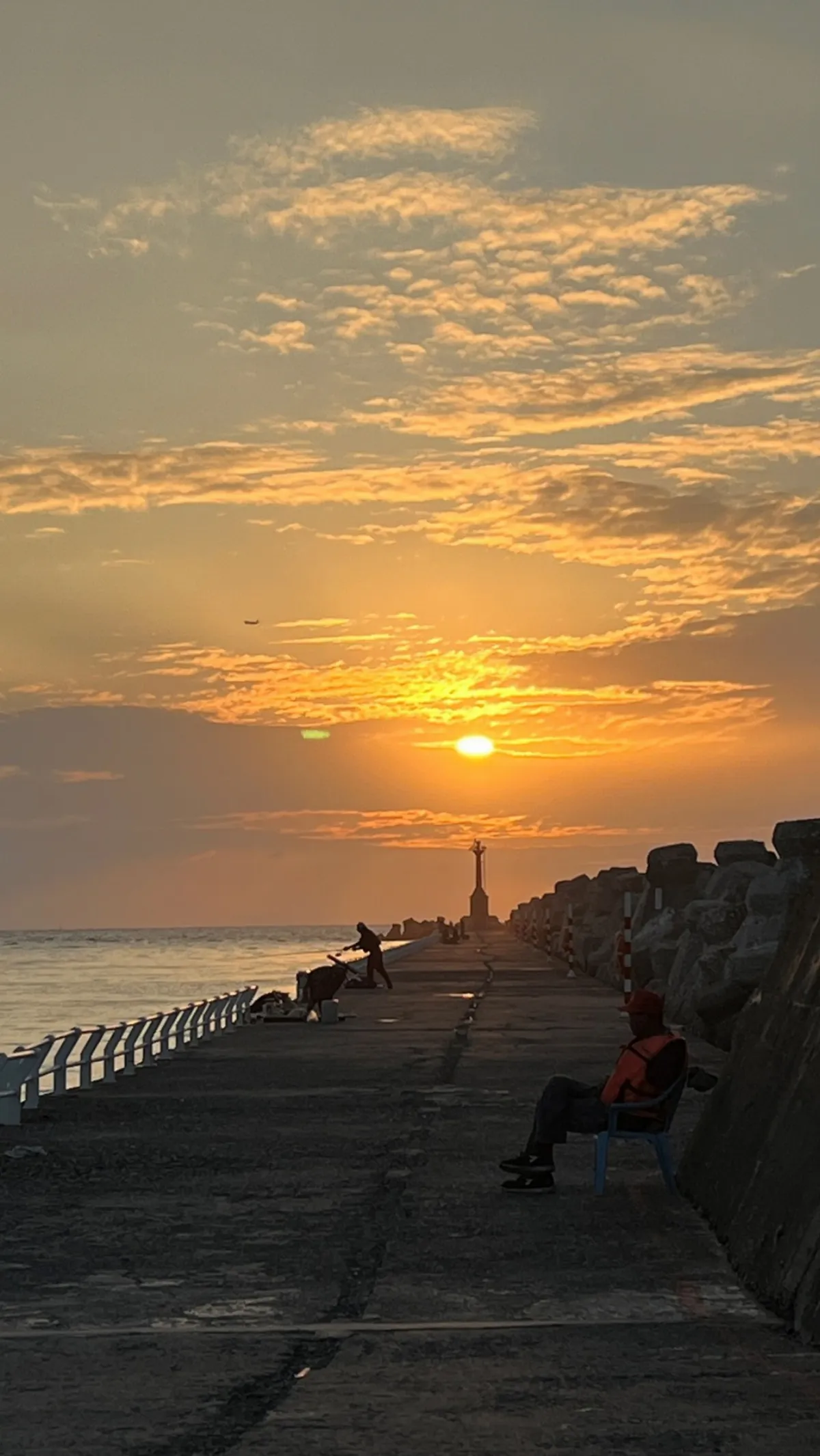 高雄港北防波堤垂釣區延長開放至490公尺 假日破百人參與