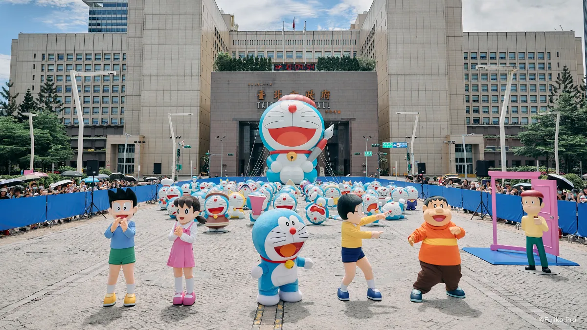 12公尺哆啦A夢快閃府前市民廣場  任意門穿梭12行政區  